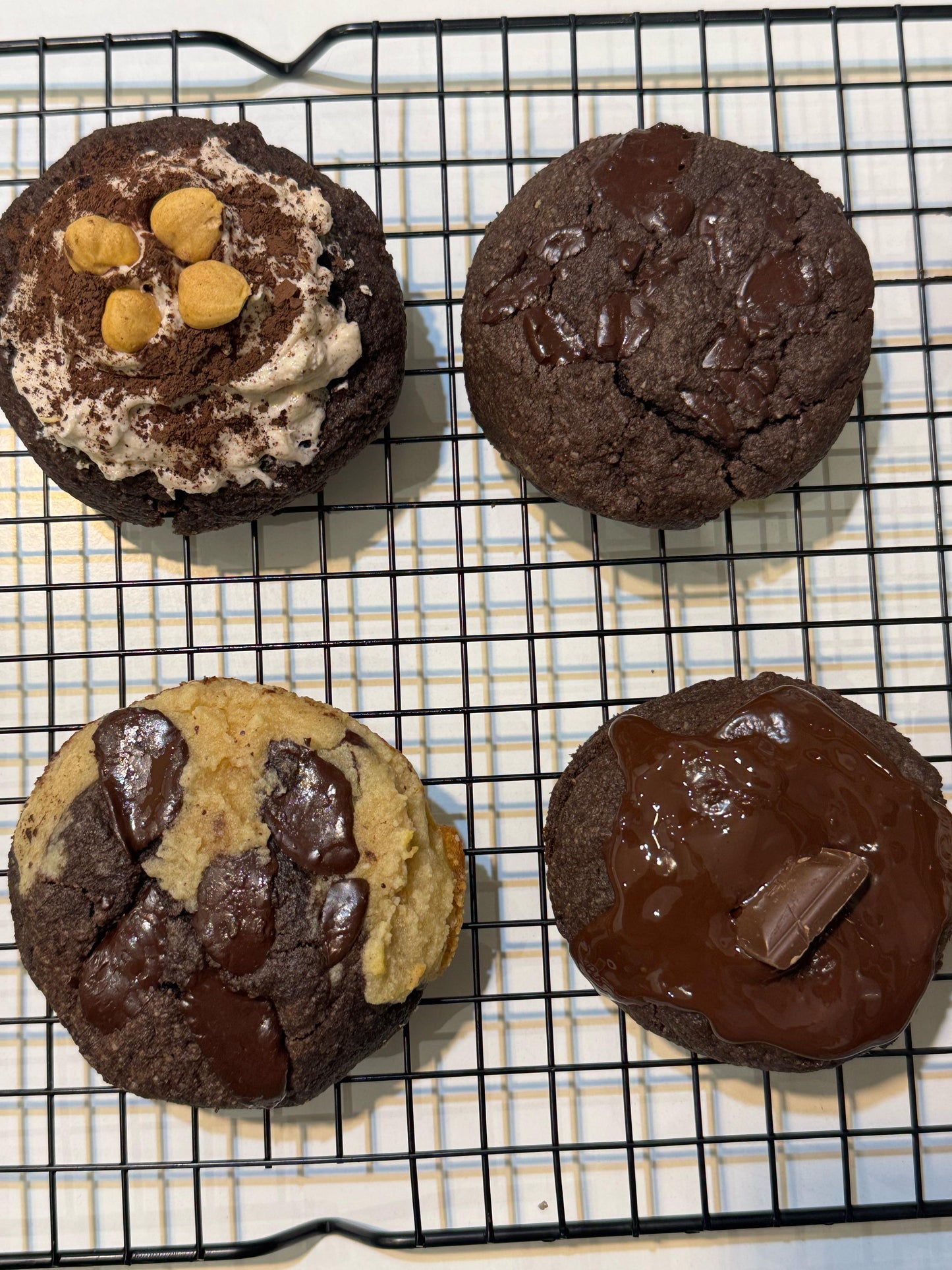 Chocolate Lovers.                                    4 pieces.(Almond Flour)                      keto friendly.                                    Chocolate chips,

Double chocolate,

Half Vanilla / Half Chocolate,

Chocolate Hazelnut Cream.